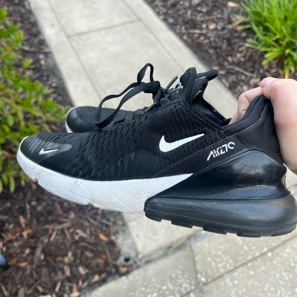 black nike air max 270s